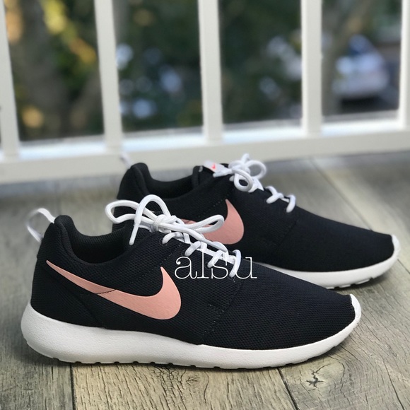 Nike Shoes - NWT Nike Roshe One Casual Shoes Black WMNS